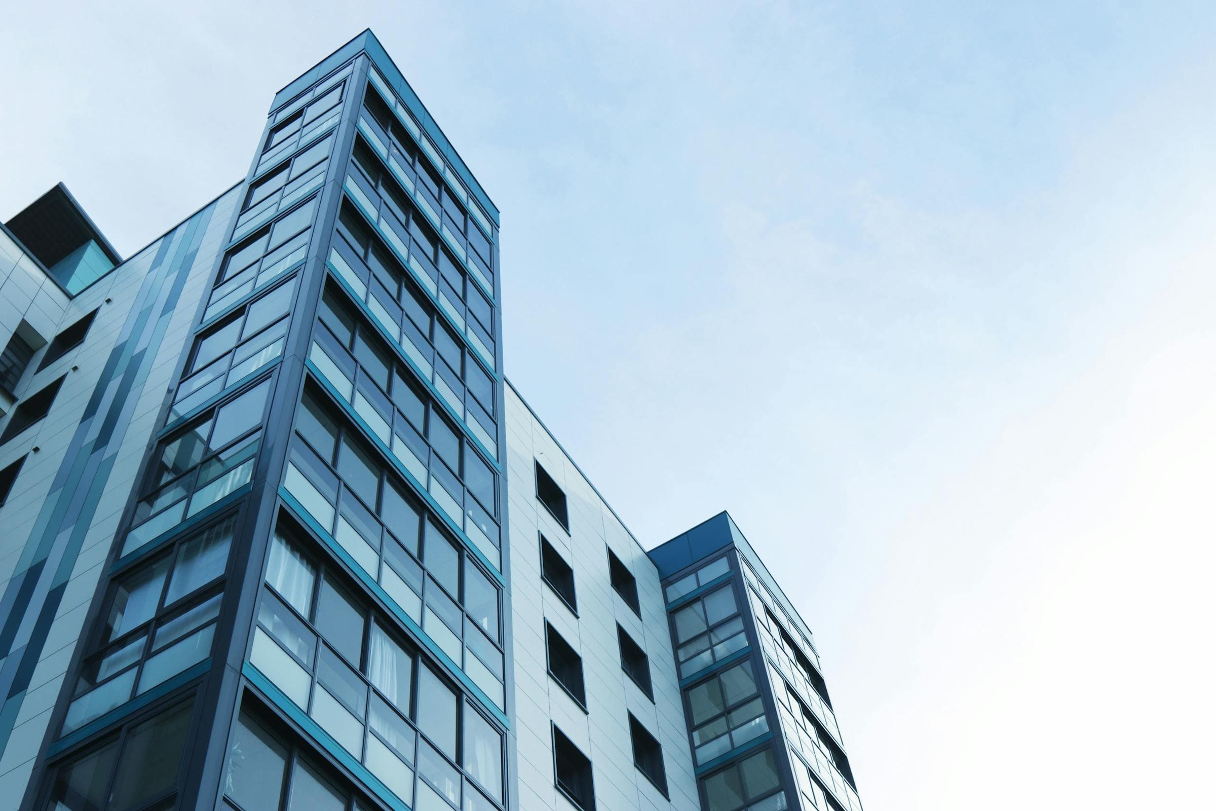 Bürohochhaus mit Glasfassade aus Froschperspektive — corporate, ohne Personen