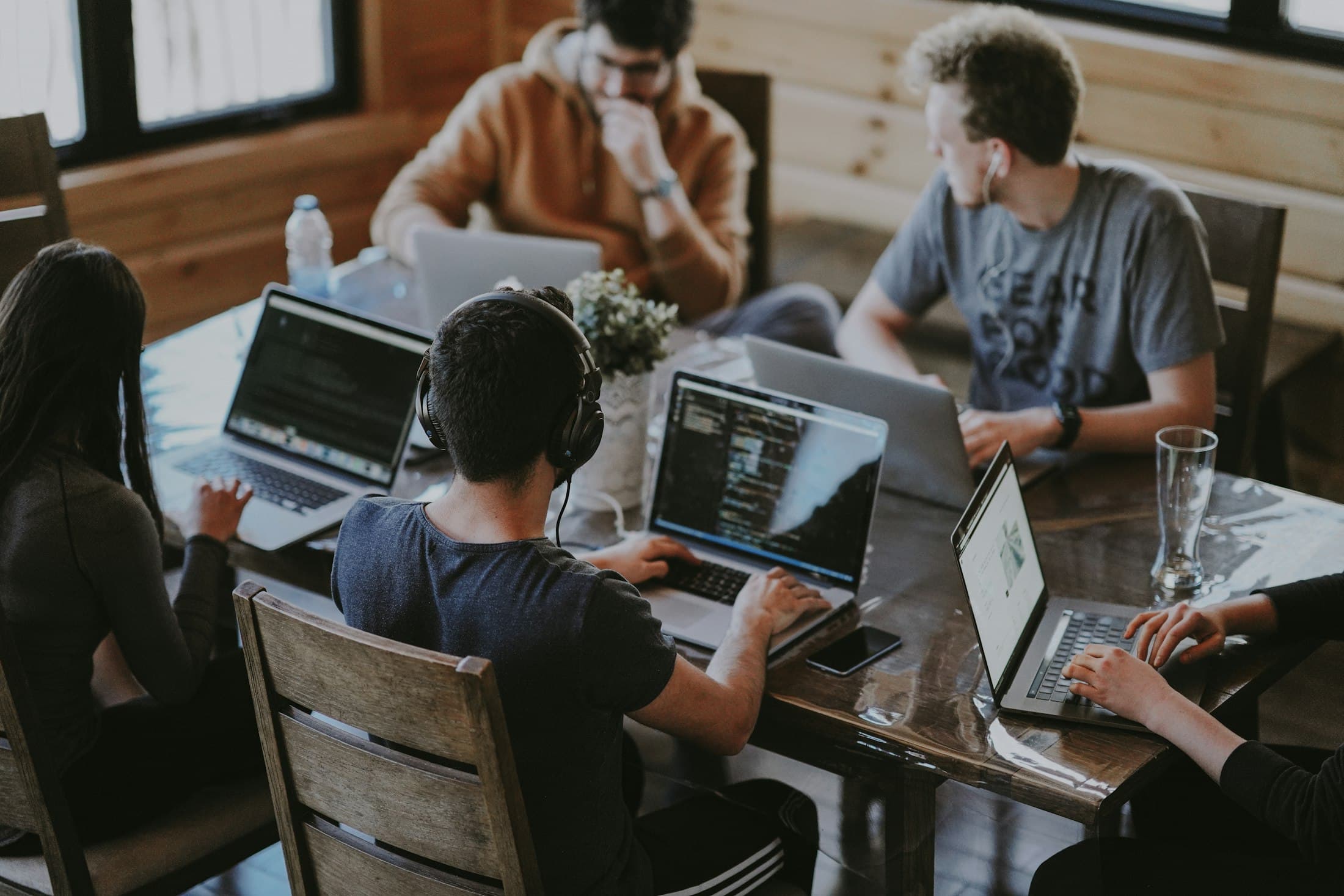 Team im modernen Büro bei einem gemeinsamen Meeting