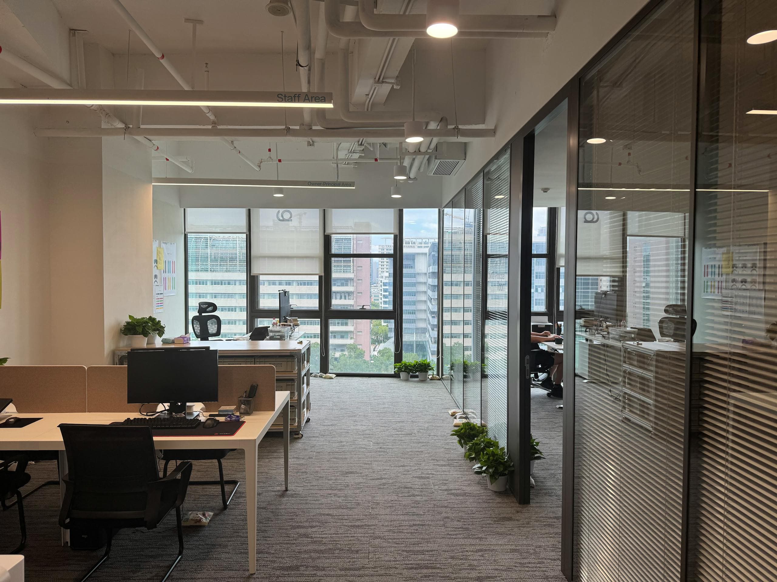 Moderner Open-Space-Bürobereich mit großen Fenstern und Panoramablick — ohne Personen